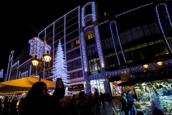 Τουρίστες απολαμβάνουν το πνεύμα των Χριστουγέννων και το φως δείχνουν στην κάτω πόλη Βουδαπέστη. — Φωτογραφία Αρχείου