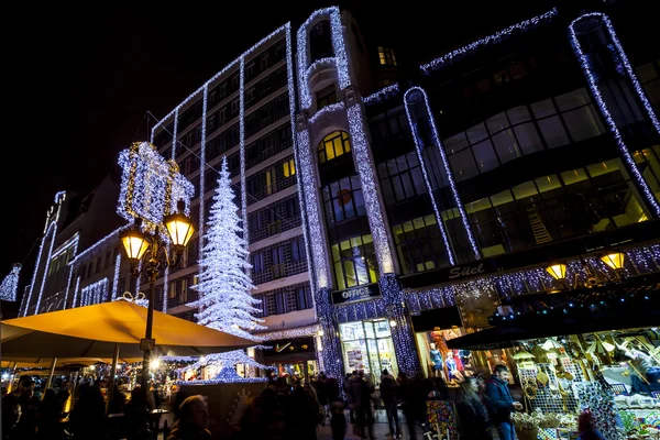 Les touristes apprécient l'esprit de Noël et le spectacle de lumière dans le centre-ville de Budapest . — Photo