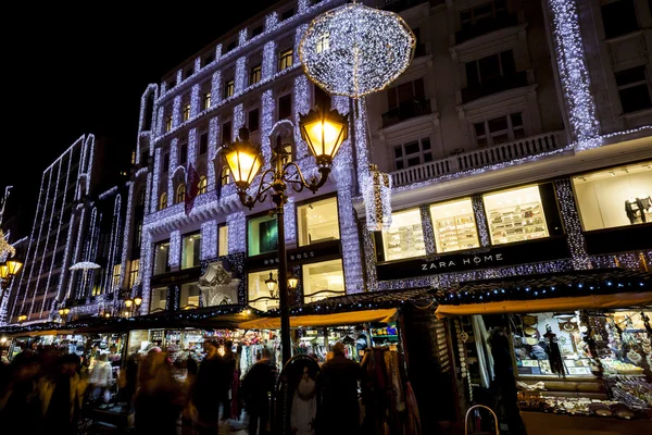 Os turistas apreciam o espírito de Natal e o show de luz na baixa da cidade de Budapeste . — Fotografia de Stock