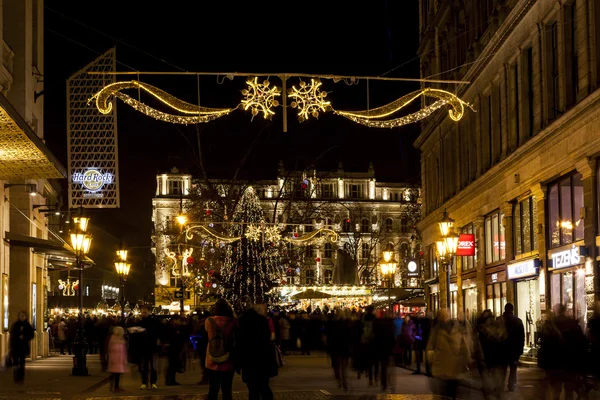 Toeristen genieten van de geest van Kerstmis en het licht show in down town Budapest. — Stockfoto