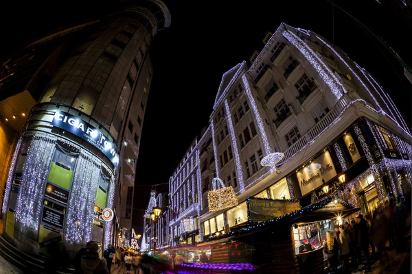 Los turistas disfrutan del espíritu navideño y el espectáculo de luces en el centro de Budapest . —  Fotos de Stock