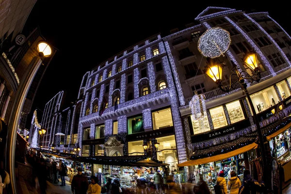 Os turistas apreciam o espírito de Natal e o show de luz na baixa da cidade de Budapeste . — Fotografia de Stock