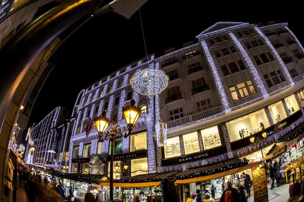 Touristen genießen Weihnachtsstimmung und Lichtershow in Downtown Budapest. — Stockfoto