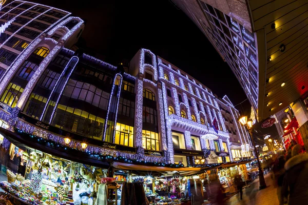 Les touristes apprécient l'esprit de Noël et le spectacle de lumière dans le centre-ville de Budapest . — Photo