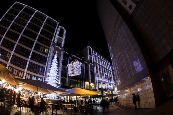 Os turistas apreciam o espírito de Natal e o show de luz na baixa da cidade de Budapeste . — Fotografia de Stock