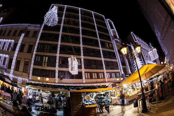 Touristen genießen Weihnachtsstimmung und Lichtershow in Downtown Budapest. — Stockfoto