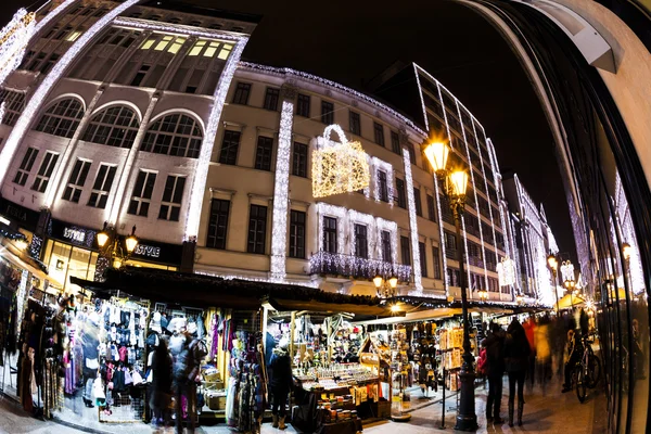 Los turistas disfrutan del espíritu navideño y el espectáculo de luces en el centro de Budapest . — Foto de Stock