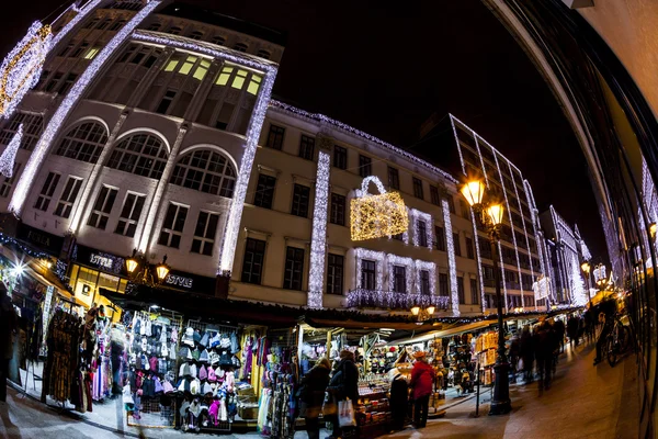 Toeristen genieten van de geest van Kerstmis en het licht show in down town Budapest. — Stockfoto