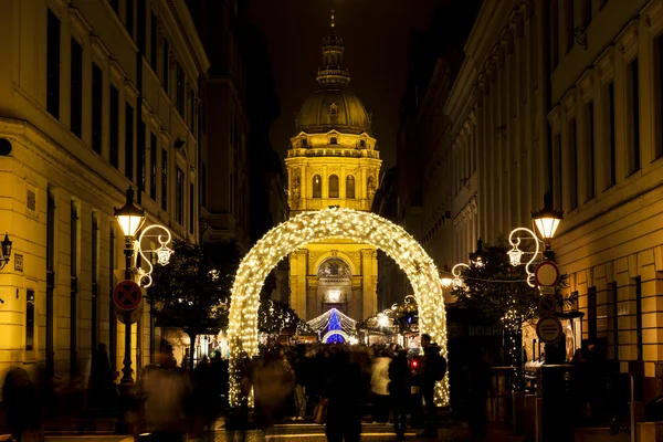 Os turistas desfrutam das luzes de Natal na Basílica de São Estevão, em Budapeste, Hungria . — Fotografia de Stock