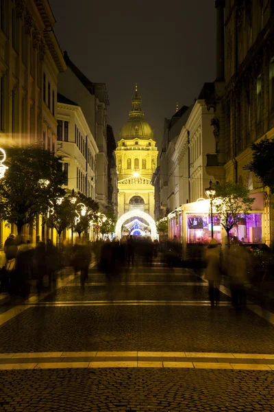 Tourists enjoy the Christmas lights at the St Steven Basilica in Budapest, Hungary. — Stock Photo, Image