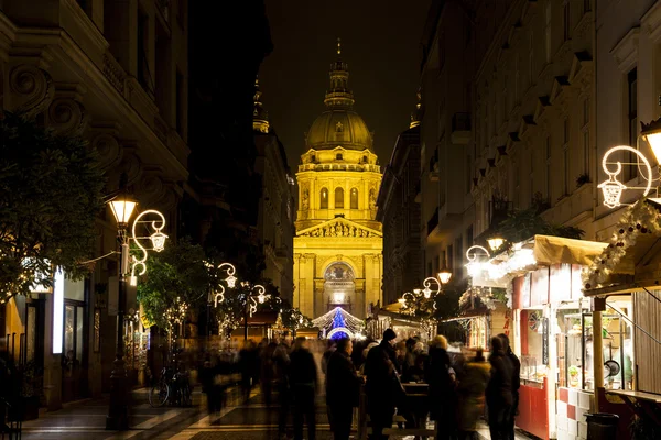 ブダペスト、ハンガリーで St Steven 大聖堂のクリスマス ライトを楽しむ観光客. — ストック写真