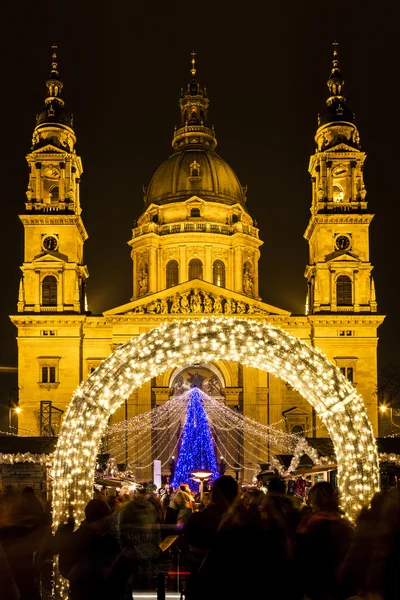 Туристы наслаждаются рождественскими огнями в базилике Святого Стефана в Будапеште, Венгрия . — стоковое фото