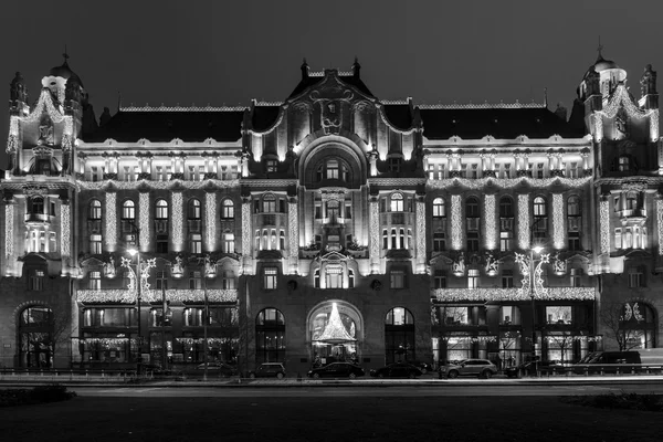 İçinde Budapeşte, Macaristan'ın Noel ışıkları ile gece Gresham Palace