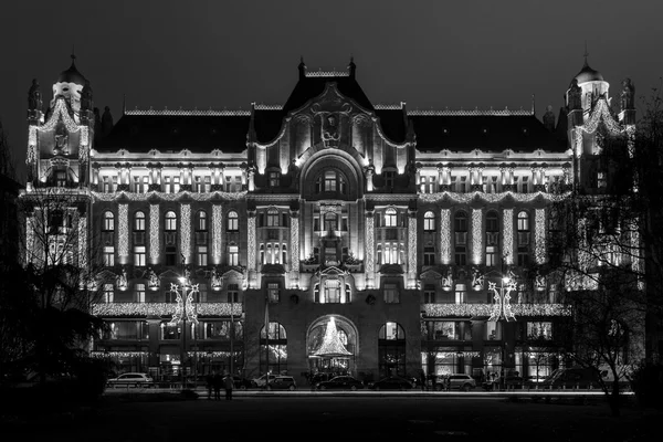 Gresham Palace w nocy z Boże Narodzenie światła na miasto Budapeszt, Węgry — Zdjęcie stockowe