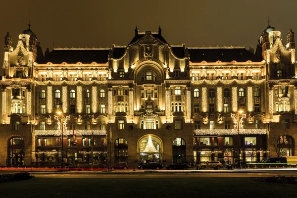 Gresham Palace w nocy z Boże Narodzenie światła na miasto Budapeszt, Węgry — Zdjęcie stockowe