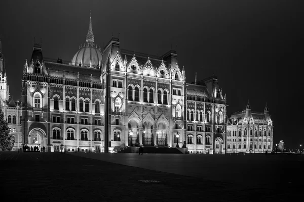 Maison du Parlement à Budapest la nuit — Photo