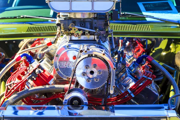 ディスプレイに強力なエンジン — ストック写真