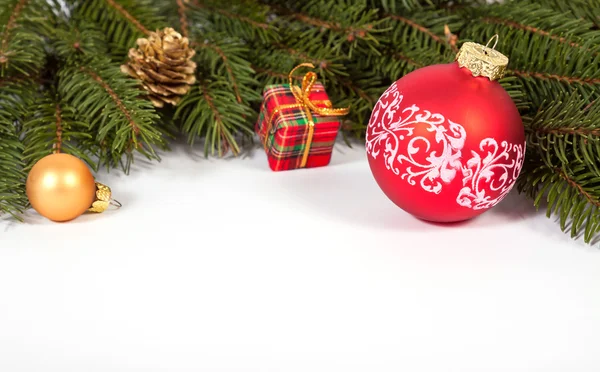 Decoración navideña con las ramitas de abeto —  Fotos de Stock