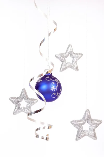 Blaue Christbaumkugel mit den silbernen Sternen — Stockfoto