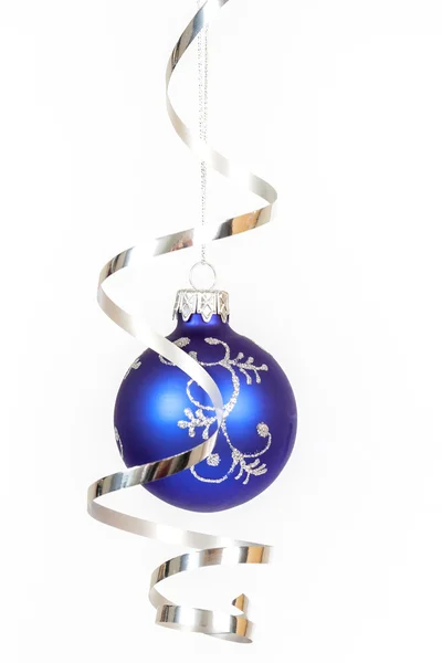 Blaue Christbaumkugel mit der silbernen Schleife — Stockfoto