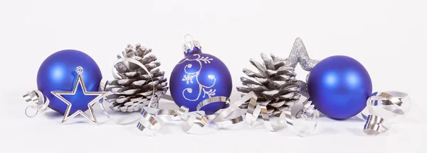 Blauwe kerstballen met de zilveren kegels Stockafbeelding