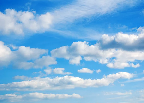 Fluffiga moln i himlen — Stockfoto
