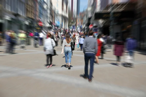 Compradores no centro da cidade — Fotografia de Stock