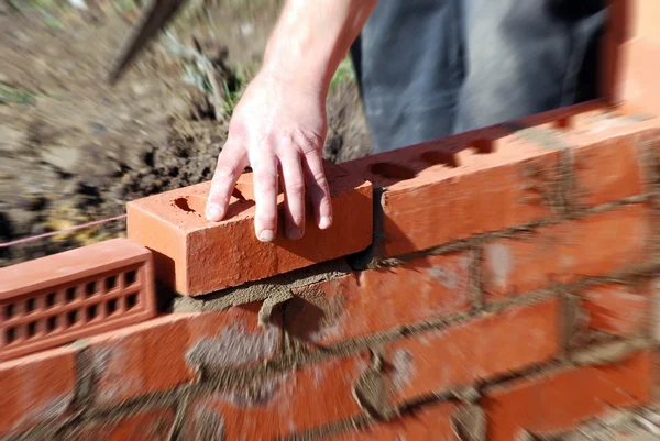 Bricklayer in possesso di mattoni — Foto Stock