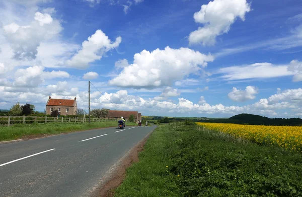 Motocyklistů na venkovské silnici. — Stock fotografie