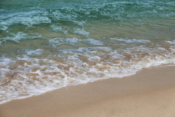 Kum üzerinde yumuşak dalgalar — Stok fotoğraf