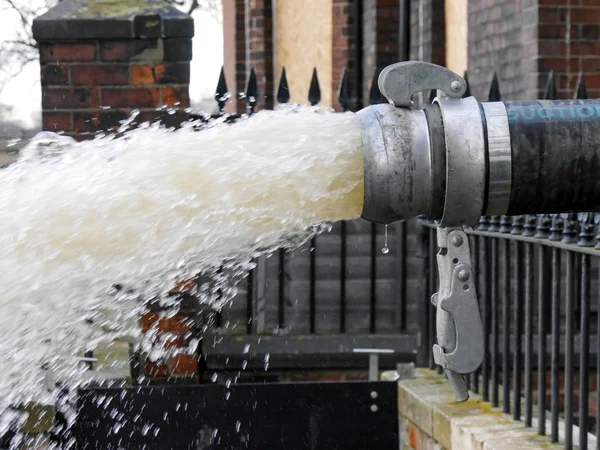 Água bombeada através do tubo — Fotografia de Stock