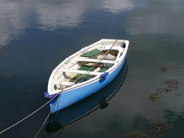 Rangée bateau au port — Photo