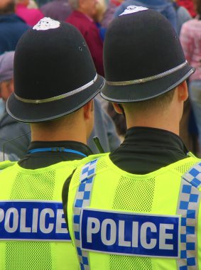 İki üniformalı polis memuru