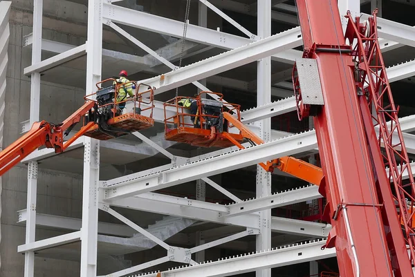 Robotnicy budowlani na nowej budowie — Zdjęcie stockowe