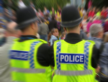 İki üniformalı polis memuru