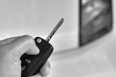 Arabanın anahtarını tutan adam