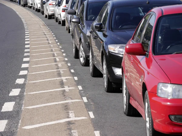 Coches aparcados en la carretera — Foto de Stock