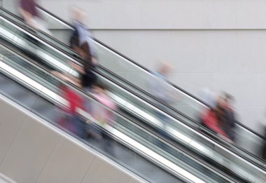 insanlar üzerinde yürüyen merdiven