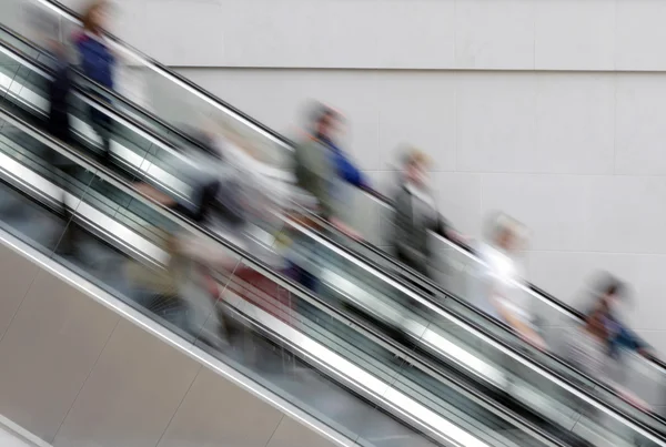 Människor på rulltrappan — Stockfoto