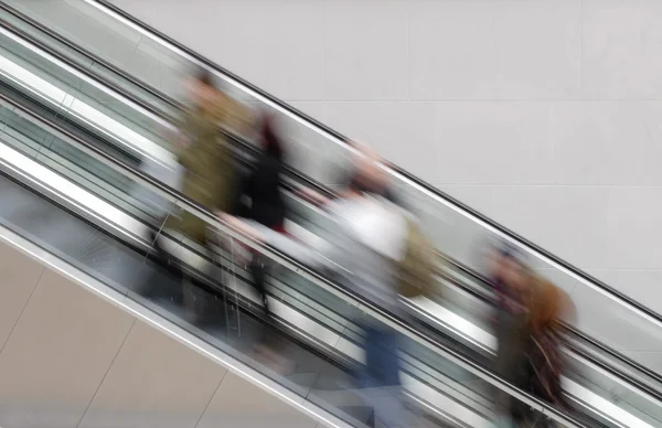 Människor på rulltrappan — Stockfoto