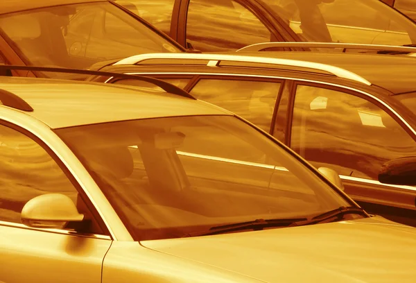 Geparkeerde auto's afgezwakt brown — Stockfoto