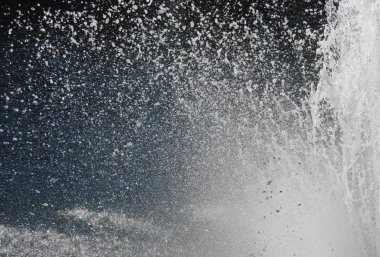 Çeşme Su damlacıkları ile