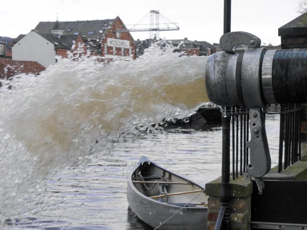 Översvämning vatten pumpas genom röret — Stockfoto