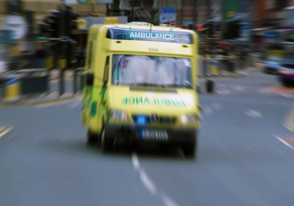 Ambulância de emergência com efeito zoom — Fotografia de Stock