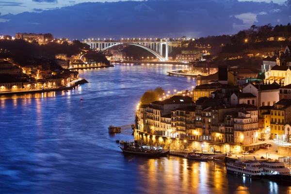 Ville de Porto par le fleuve Douro la nuit au Portugal — Photo