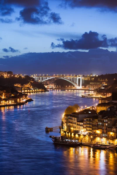 Miasto Porto przez rzekę Douro w nocy w Portugalii — Zdjęcie stockowe