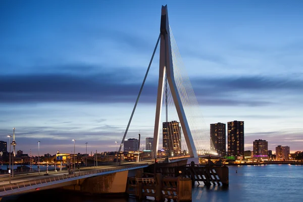 Erasmusbrücke und Stadtsilhouette von Rotterdam in der Abenddämmerung — Stockfoto