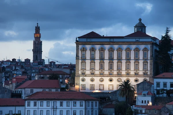 Palacio Episcopal al anochecer en Oporto — Foto de Stock