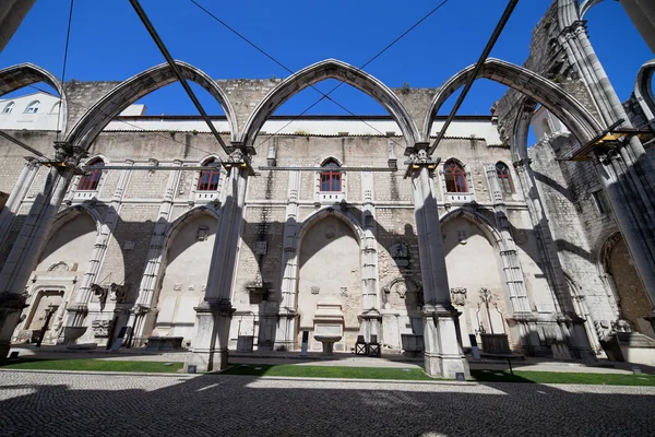 Igreja Carmo kyrkan ruinerna i Lissabon — Stockfoto