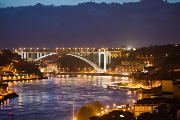 阿拉比达大桥夜景在波尔图和盖亚 — 图库照片